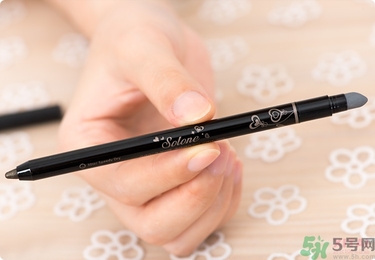 solone眼線筆怎么削？怎么推出來？