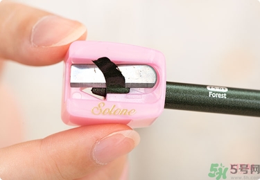 solone眼線筆怎么削？怎么推出來？