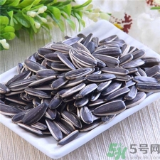 葵瓜子的營養(yǎng)價值 葵瓜子的功效與作用 葵瓜子的營養(yǎng)價值 葵瓜子的功效與作用