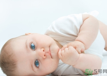 寶寶眨眼睛頻繁是怎么回事？頻繁眨眼睛是什么?。?></p><h3>寶寶眨眼睛頻繁是怎么回事</h3><h4>倒睫毛</h4><p>有的寶寶長得較胖，眼瞼皮下脂肪厚，引起瞼內(nèi)翻倒睫，或者是特發(fā)性瞼內(nèi)翻倒睫，因睫毛觸及角膜或球結(jié)膜，引起眼睛有異物，刺痛感，而使小兒經(jīng)常擠眼、眨眼睛。家長可觀察下孩子的睫毛生長情況，出現(xiàn)倒睫應(yīng)及時入院處理。</p><h4>模仿所致</h4><p>有的寶寶頻繁眨眼是一種不由自主的動作，一般是模仿大人眨眼，天長日久，結(jié)果形成習(xí)慣性的頻繁眨眼。父母要做好榜樣，切勿在孩子面前擠眉弄眼，以免被寶寶模仿，形成不好的習(xí)慣。</p><h4>眼部炎癥引起</h4><p>寶寶頻繁眨眼睛可能是眼部受炎癥刺激，如細(xì)菌、病毒、衣原體等感染所致的如結(jié)膜炎、角膜炎等；除了眨眼增多之外還有諸如：眼睛發(fā)紅、發(fā)癢、分泌物增多、流淚等表現(xiàn)；應(yīng)及時到眼科請醫(yī)生診斷，并對癥運(yùn)用滴眼藥緩解病情，避免揉眼，注意用眼衛(wèi)生。</p><p style=