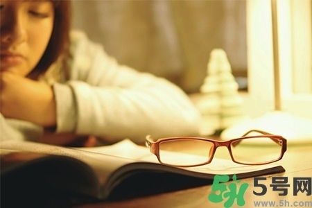 下午犯困怎么辦？犯困按摩什么穴位效果最快？