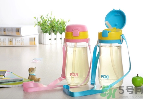 吸管杯多大開始用?吸管杯用到幾歲 吸管杯多大開始用?吸管杯用到幾歲