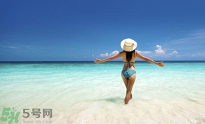 痱子和汗斑的區(qū)別 汗斑用什么藥擦最有效 痱子和汗斑的區(qū)別 汗斑用什么藥擦最有效