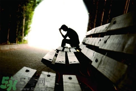 抑郁癥的表現(xiàn)有哪些？抑郁癥和遺傳有關(guān)系嗎？