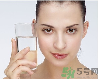 秋季補(bǔ)水效果好的護(hù)膚品有哪些？秋季補(bǔ)水的重要性