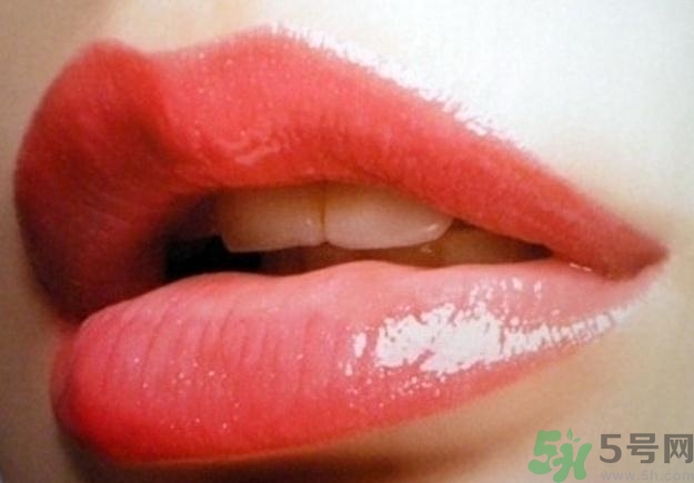 嘴唇發(fā)白是什么原因？嘴唇發(fā)白怎么調(diào)理女人