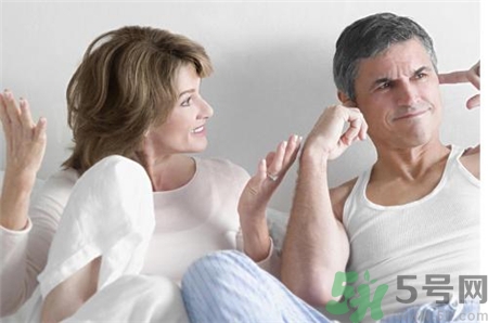 夫妻在別人家為什么不能睡一起?夫妻不能別人家同床睡 夫妻在別人家為什么不能睡一起?夫妻不能別人家同床睡