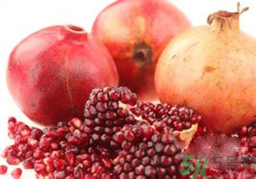 吃石榴手變黑是怎么回事？吃石榴手變黑怎么洗掉？