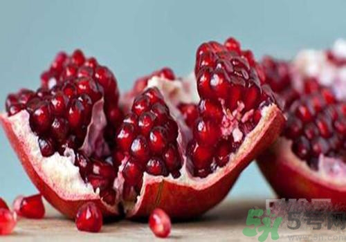 吃石榴手變黑是怎么回事？吃石榴手變黑怎么洗掉？