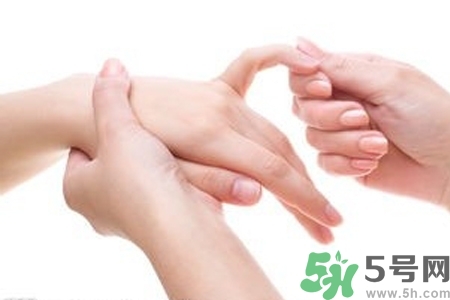 手干裂可以吃維生素嗎？手干裂吃什么樣的維生素？