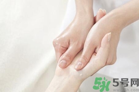 手干裂口子怎么回事？手干裂口子怎么辦？