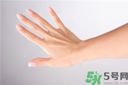 手干裂口子怎么回事？手干裂口子怎么辦？