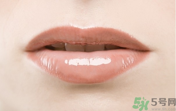 嘴唇發(fā)白是什么原因？嘴唇發(fā)白怎么調(diào)理女人