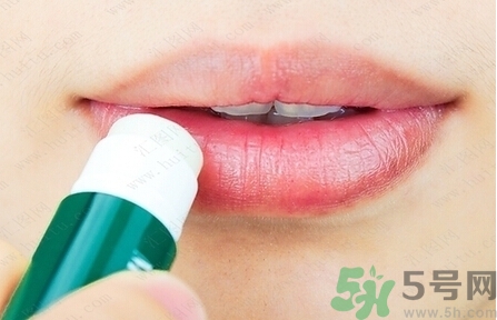 嘴唇發(fā)白是什么原因？嘴唇發(fā)白怎么調(diào)理女人