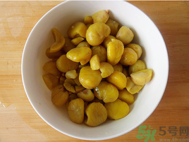 熟板栗怎么去皮最快？煮熟板栗怎么去皮？