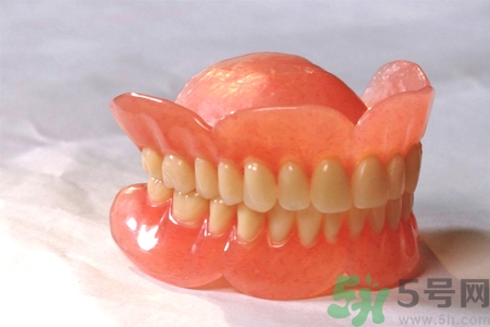 假牙會導(dǎo)致口腔疾病嗎？如何正確清潔假牙？