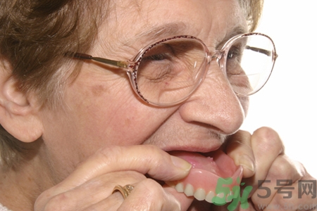 假牙會導(dǎo)致口腔疾病嗎？如何正確清潔假牙？