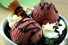 吃冰可以治療感冒嗎？喉嚨痛可以吃冰淇淋嗎？