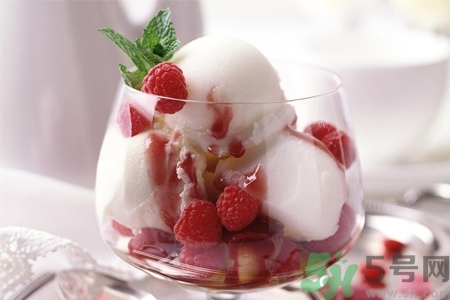 吃冰可以治療感冒嗎？喉嚨痛可以吃冰淇淋嗎？