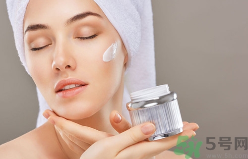 晚上要不要擦護(hù)膚品？晚上不擦護(hù)膚品好嗎？