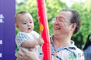 嬰兒怎么抱？嬰兒怎么抱著喂奶？