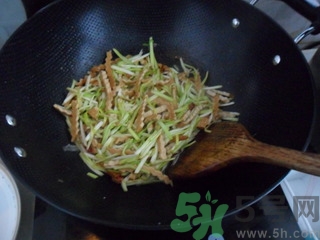 韭黃是怎么長出來的？韭黃是怎么種出來的？