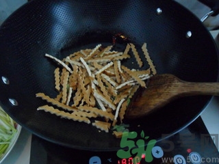 韭黃是怎么長出來的？韭黃是怎么種出來的？