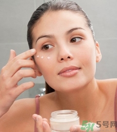 晚上要不要擦護(hù)膚品？晚上不擦護(hù)膚品好嗎？