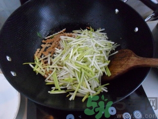 韭黃是怎么長出來的？韭黃是怎么種出來的？