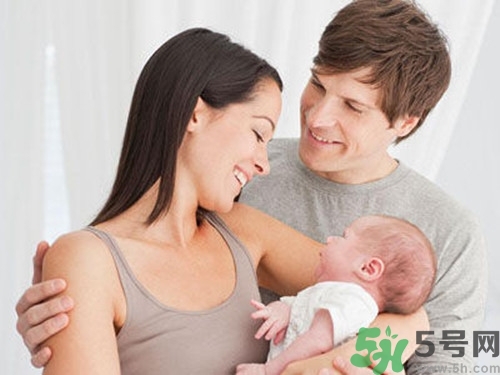 嬰兒怎么抱？嬰兒怎么抱著喂奶？