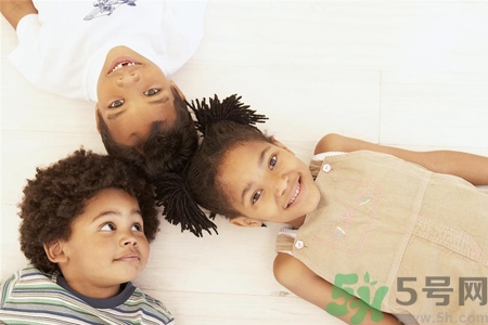 小孩皮膚黑怎么回事？小孩皮膚黑怎么變白？