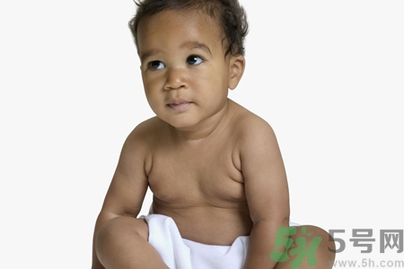 小孩皮膚黑怎么回事？小孩皮膚黑怎么變白？