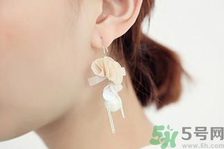 耳洞長(zhǎng)了個(gè)疙瘩怎么回事？耳洞旁邊長(zhǎng)了個(gè)硬包怎么辦？