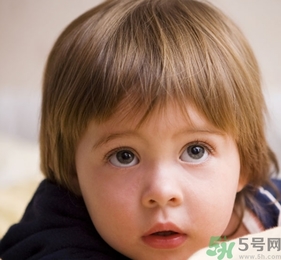 小孩皮膚黃是什么原因？小孩皮膚黃怎么辦？