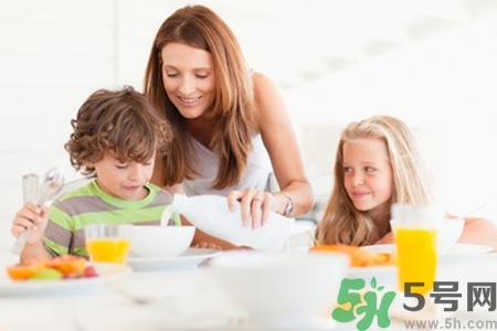 小孩半夜哭鬧怎么回事？小孩半夜哭鬧怎么辦？