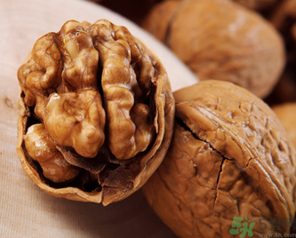 紙皮核桃和普通核桃哪個好？紙皮核桃和普通的核桃有什么區(qū)別？