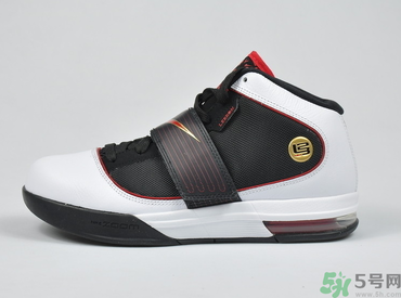 耐克鞋子可以水洗嗎？耐克運動鞋可以水洗嗎？