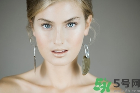 在耳骨上打耳洞疼嗎？耳骨上打耳洞是什么感覺？