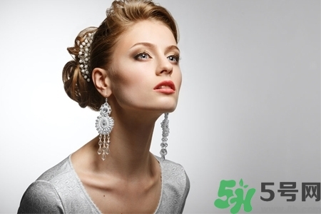 在耳骨上打耳洞疼嗎？耳骨上打耳洞是什么感覺？