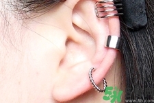 在耳骨上打耳洞疼嗎？耳骨上打耳洞是什么感覺？