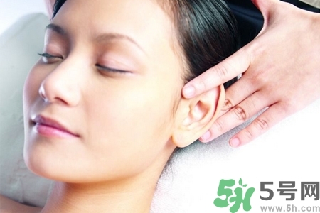在耳骨上打耳洞疼嗎？耳骨上打耳洞是什么感覺？