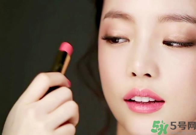 口紅怎么選適合自己的？口紅怎么涂好看？