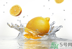 用檸檬水洗臉好嗎？怎么用檸檬水洗臉