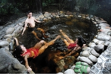 老人能泡溫泉嗎？老年人應(yīng)怎樣泡溫泉？