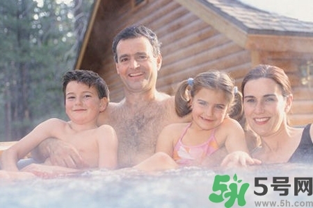 寶寶能泡溫泉嗎？哪些寶寶不適合泡溫泉？