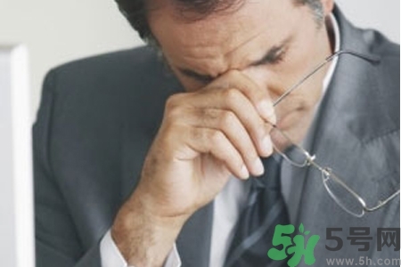 眼睛干澀看東西模糊用什么眼藥水？