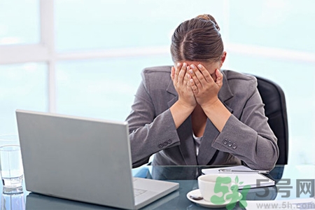 眼睛干澀是什么原因？眼睛干澀用什么眼藥水？