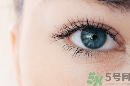 眼睛干澀是什么原因？眼睛干澀用什么眼藥水？