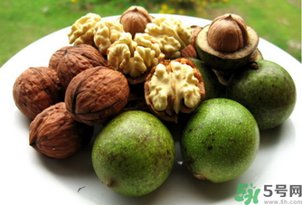 新鮮核桃吃多了會(huì)怎么樣？新鮮核桃吃多了會(huì)上火嗎？