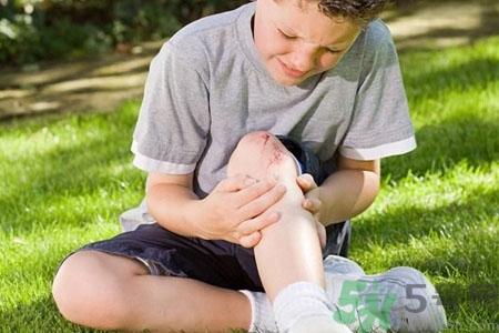 小孩膝蓋疼怎么回事？小孩膝蓋疼怎么辦？